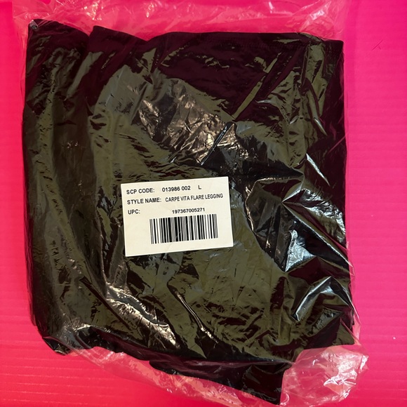 NWT UPF 50 LUXLETIC 31.5” Carpe Vita Flare Legging, Onyx, Size Large - Picture 5 of 5